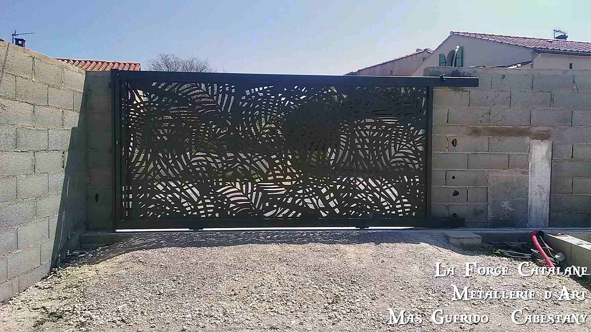 portail coulissant moderne decoupe laser vegetale vantaux fer La Forge Catalane Cabestany.jpg